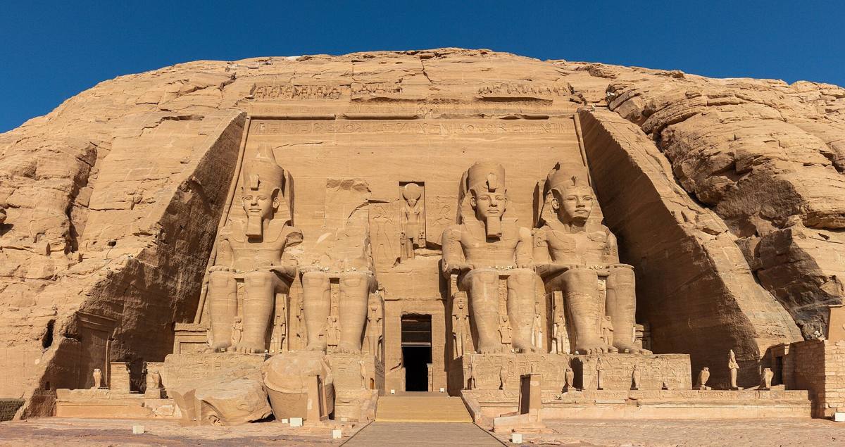 Großer Tempel von Abu Simbel mit den Kolossalstatuen Ramses’ II.