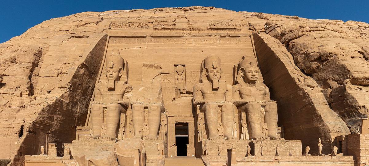 Großer Tempel von Abu Simbel mit den Kolossalstatuen Ramses’ II.