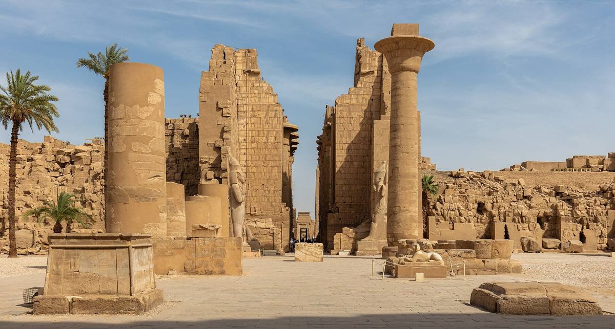 Säulen und Pylone im Karnak-Tempel in Luxor