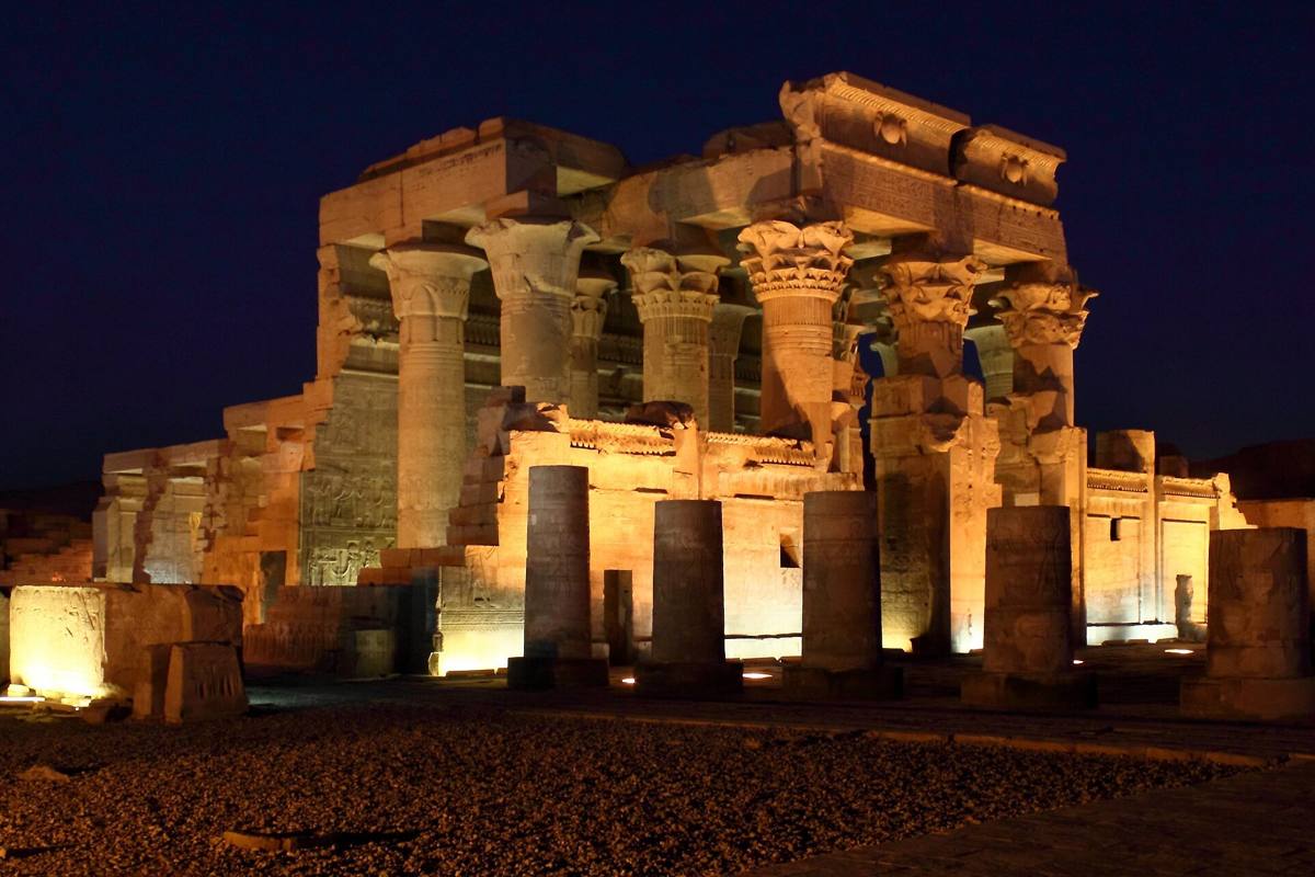 Tempel von Kom Ombo am Abend, beleuchtet