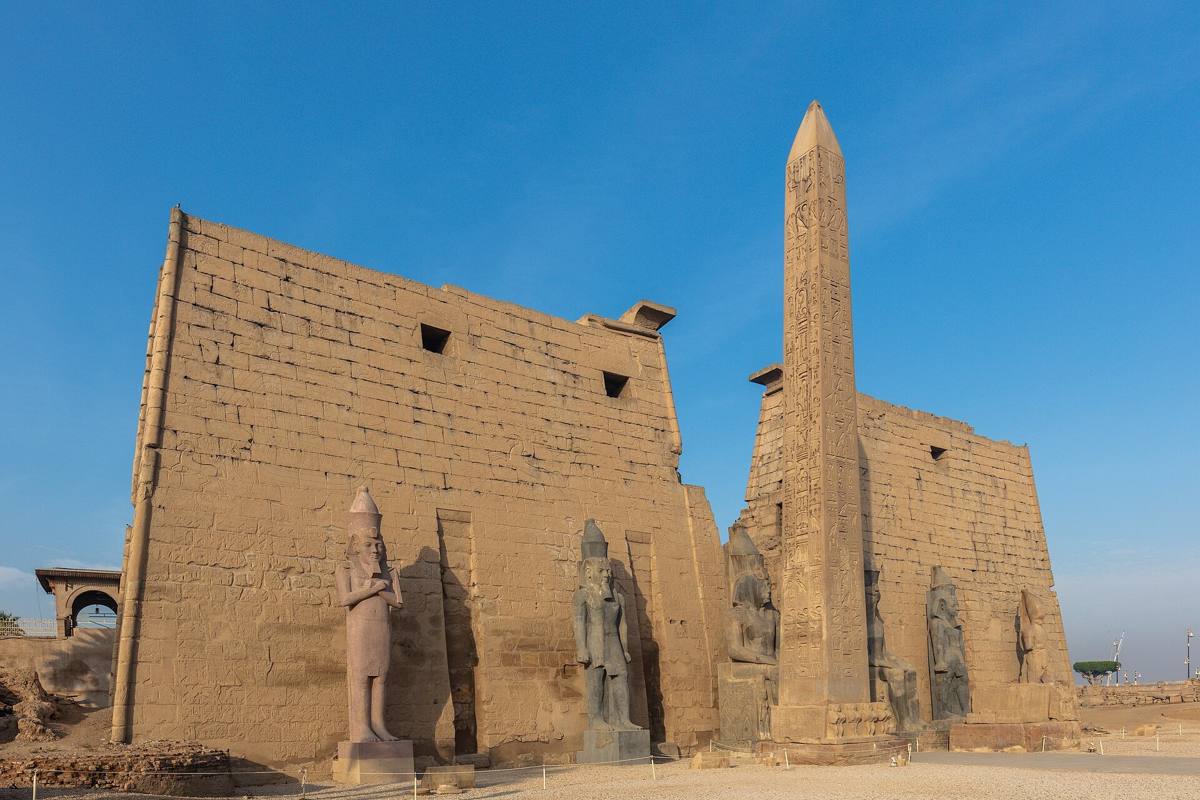 Pylon des Luxor-Tempels mit dem verbliebenen Obelisken und Kolossalstatuen Ramses’ II.