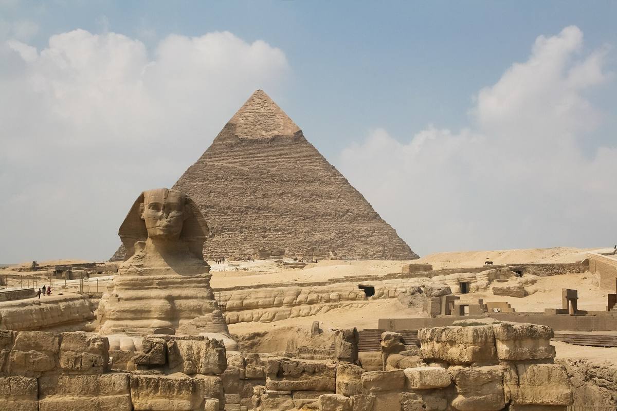 Große Sphinx von Gizeh vor der Chephren-Pyramide