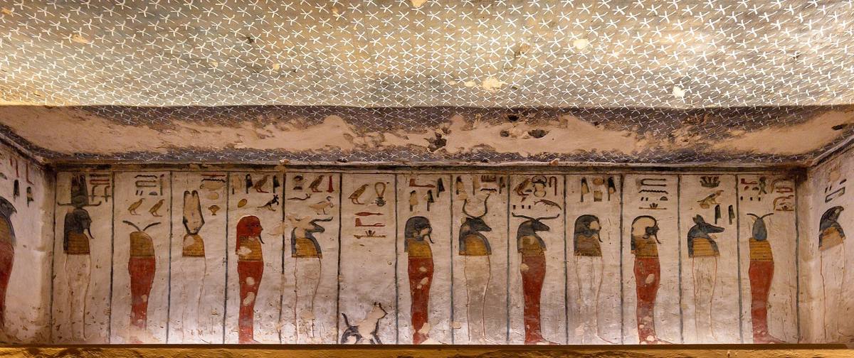 Bemalte Wände und Decke im Grab Ramses’ III. im Tal der Könige